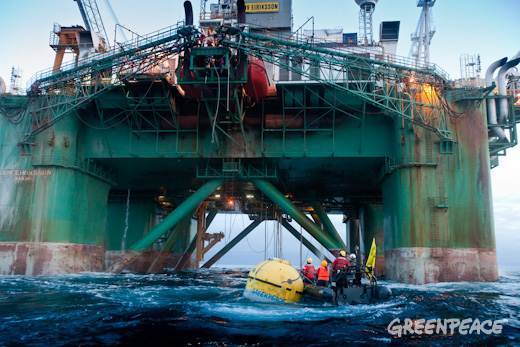 Greenpeace activists cling to Arctic drill rig